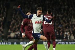 爱游戏娱乐平台 -德甲赛程吃紧，勒沃库森窗口期回应争议，气氛紧张，轮换策略成焦点(勒沃库森转会最新消息)