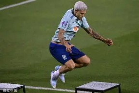 爱游戏棋牌 -关于离谱！里尔临场应变备战法国杯赛前曼联备战欧超杯，风云突变莱比锡集结日手感冰凉的信息